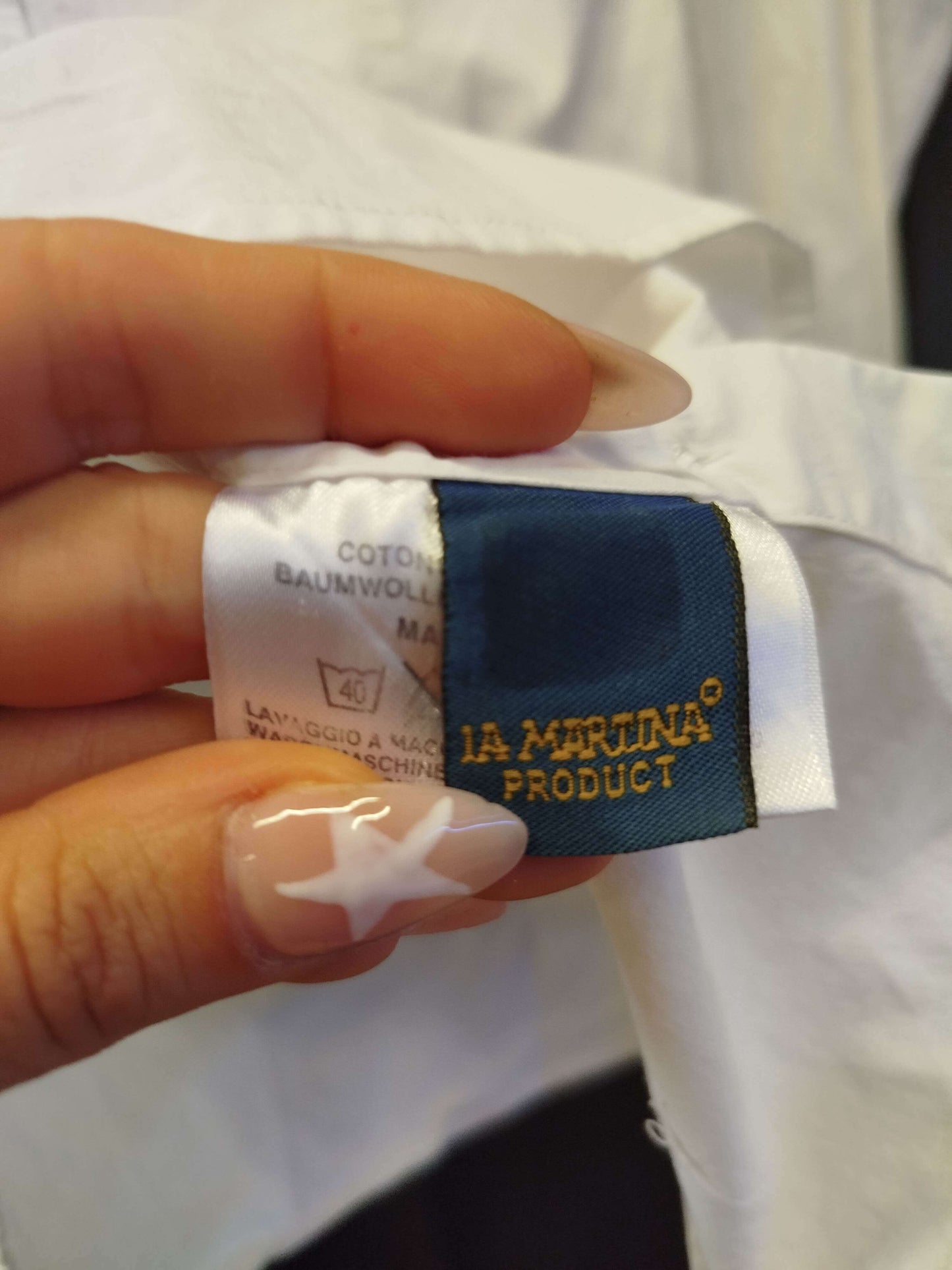 Tag label of Camicia La Martina shirt in white, showcasing product details and brand logo.