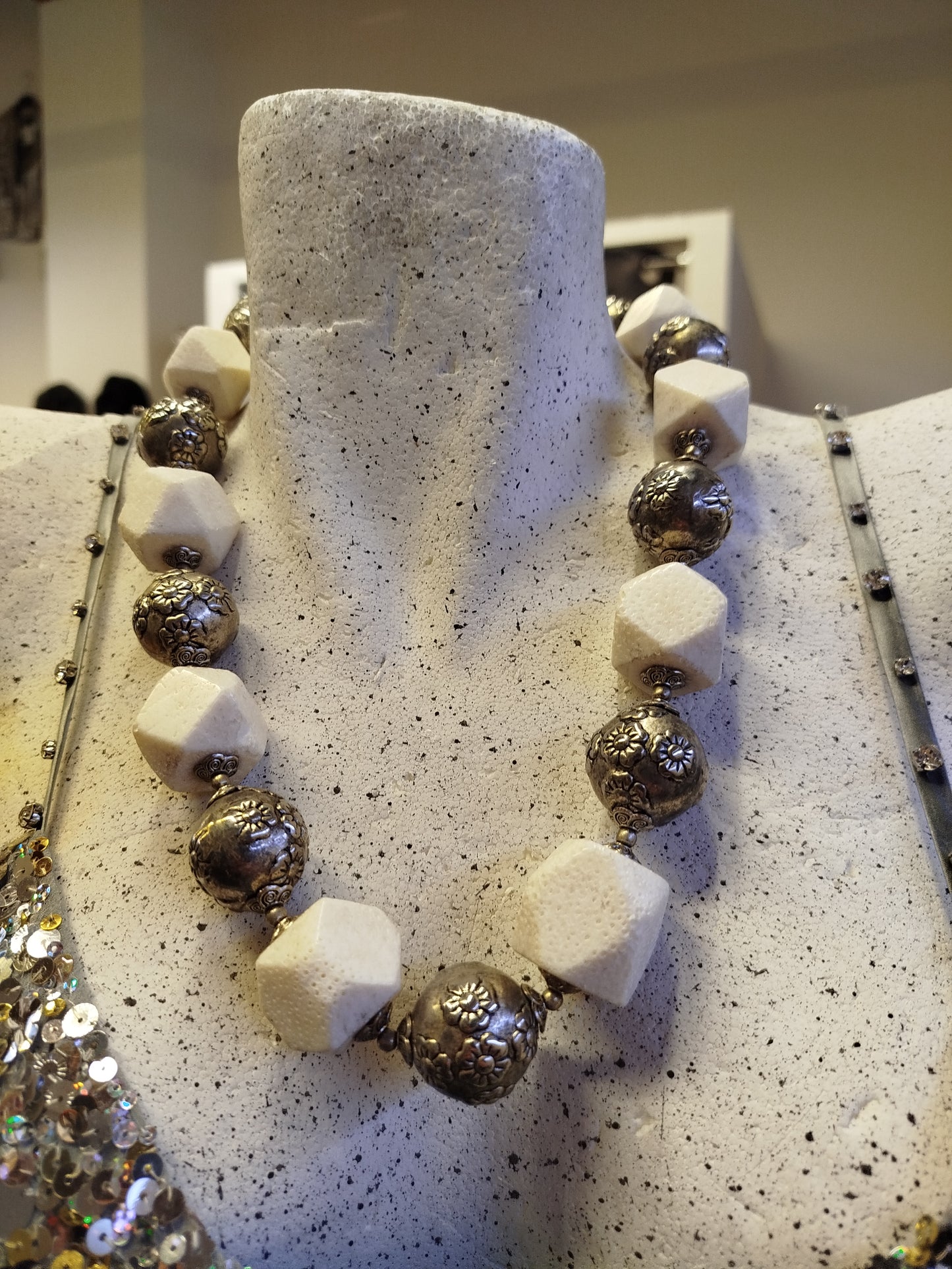 Collana con pietre