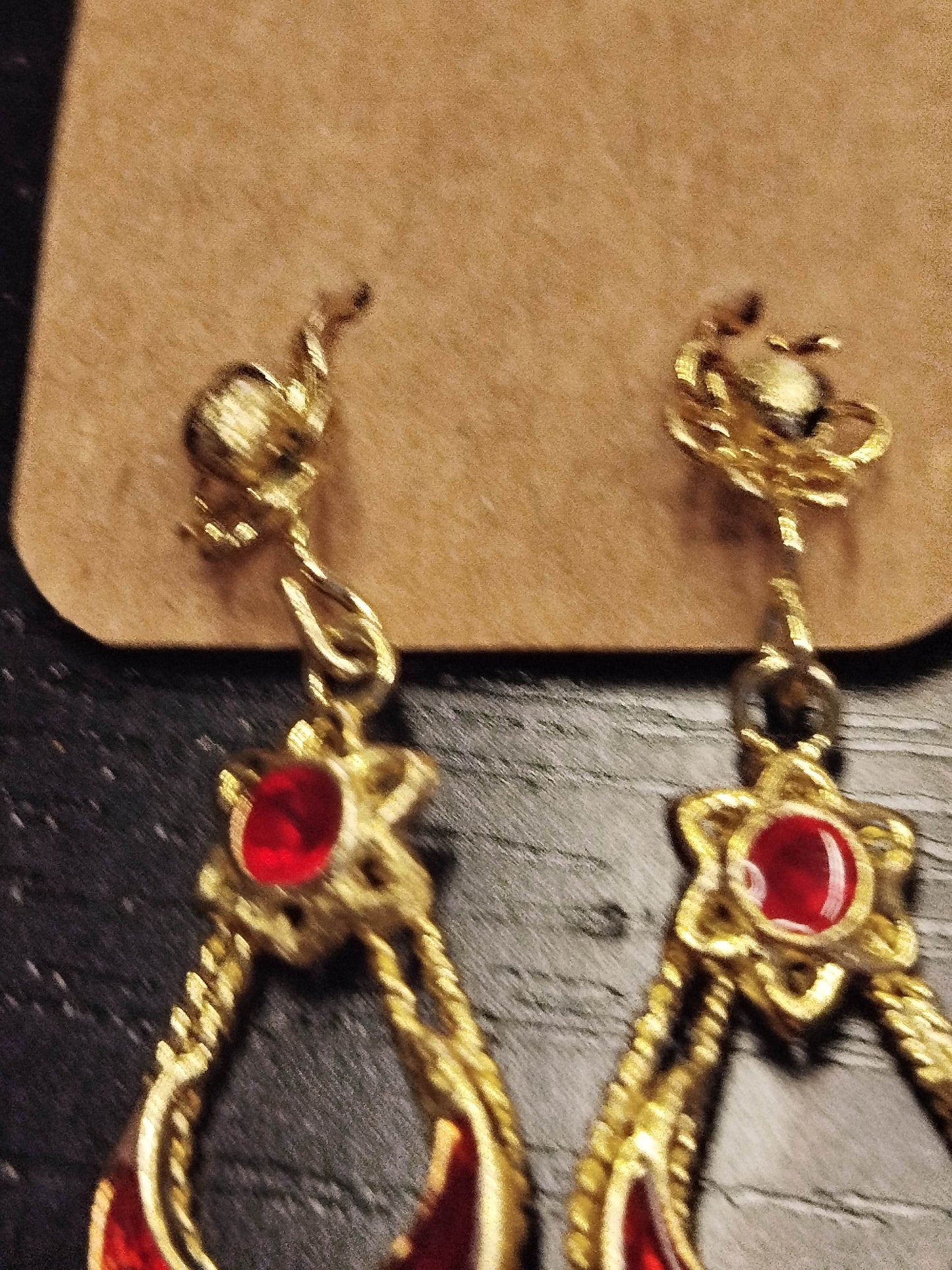 Orecchini pendenti vintage rosso