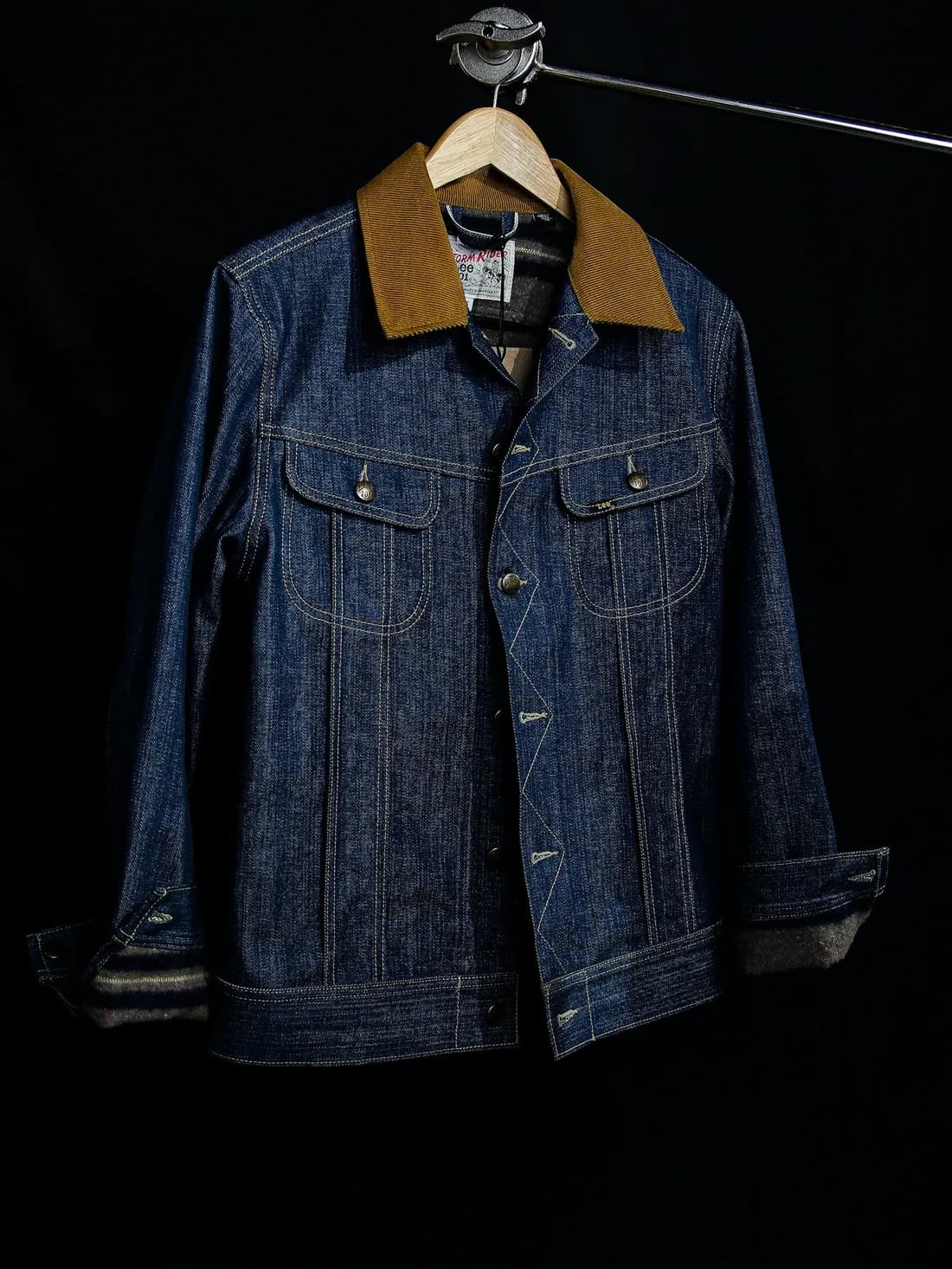 Giacca di jeans vintage su gruccia