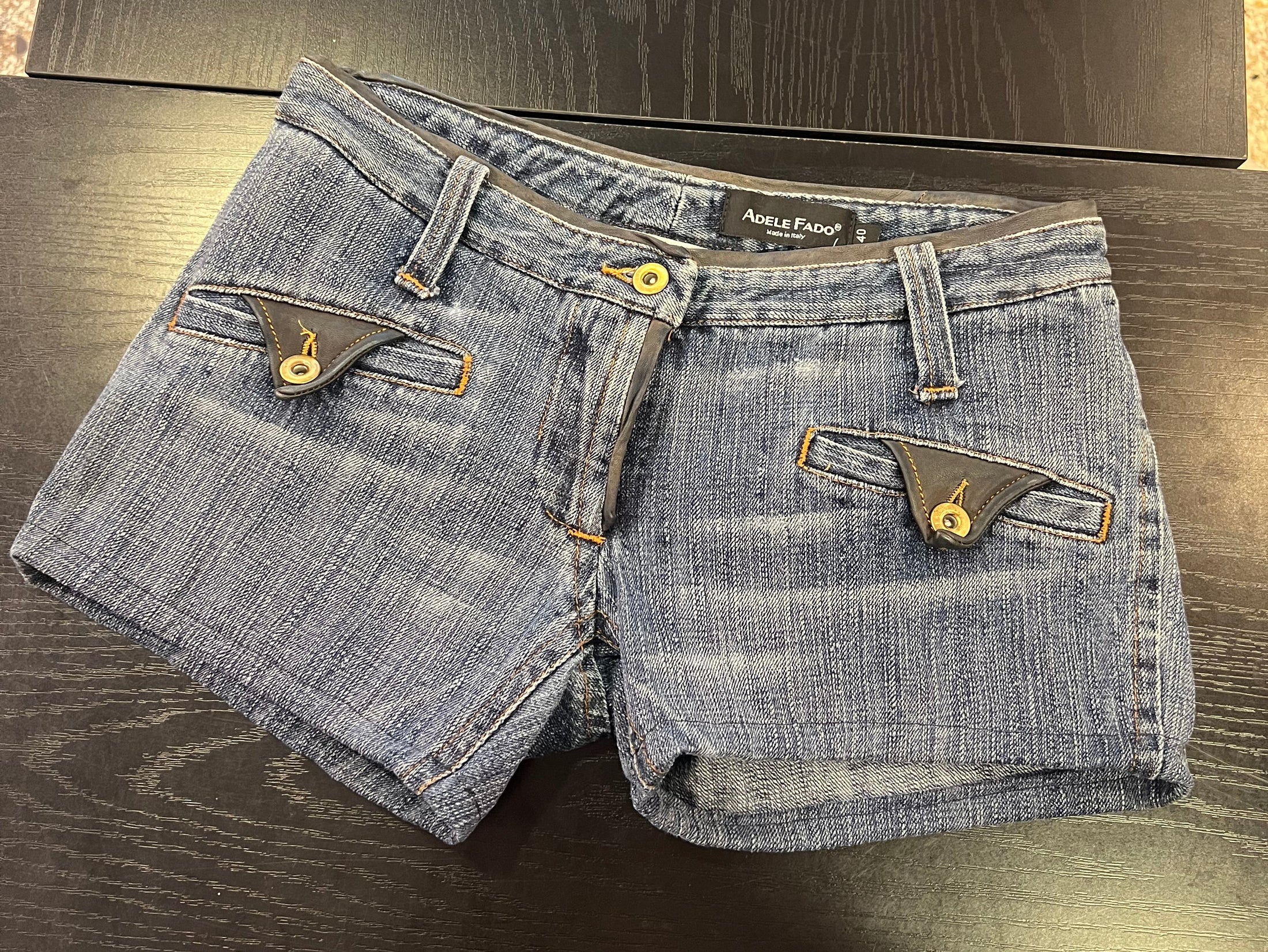 Shorts in denim Adele Fado Y2K dettagli in pelle