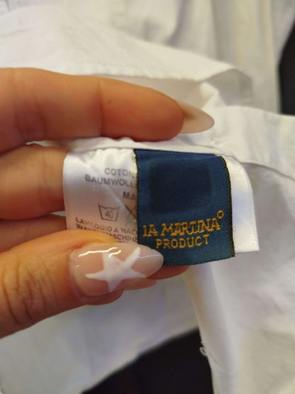 Tag label of Camicia La Martina shirt in white, showcasing product details and brand logo.